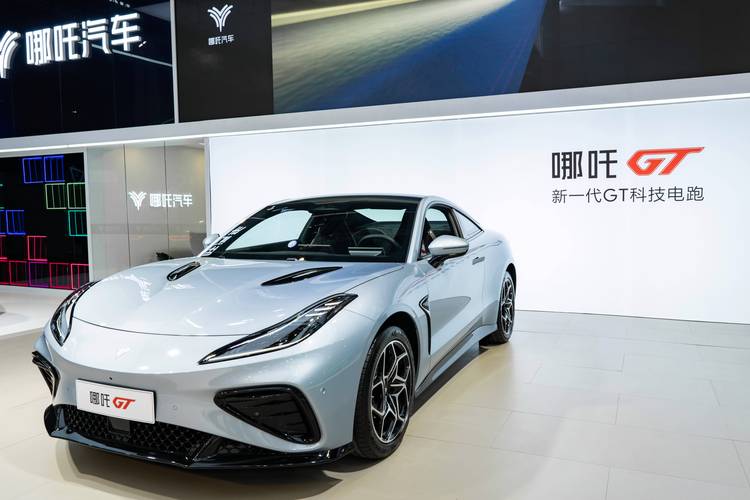 东莞33哪吒汽车在智能汽车领域的表现，领途汽车在新能源汽车市场中的影响力